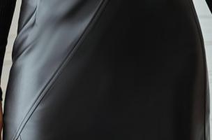 Mini suknja od umjetne kože s visokim strukom i prorezom Helia, crna