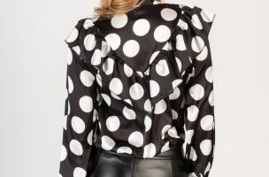 Elegantna bluza s uzorkom na točkice i ukrasnim volanima Roma, crna