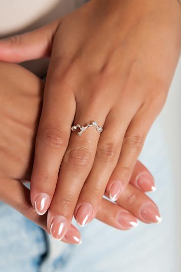 Srebrni prsten sa ukrasnim dijamantima, srebrna boja