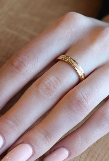 Elegantan prsten, ART489, zlatne boje.