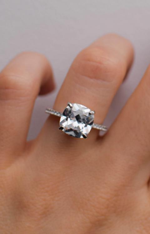 Srebrni prsten sa kamenčićima, srebrne boje.
