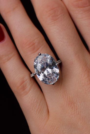 Srebrni prsten sa kamenčićima, srebrne boje.