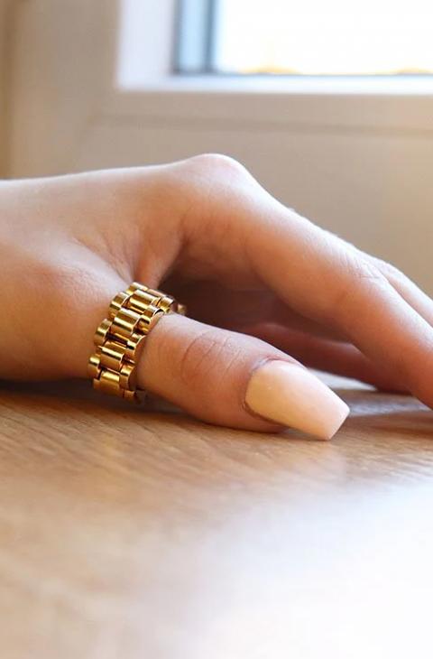 Elegantan prsten zlatne boje.