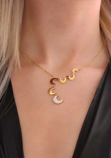 Ogrlica sa privjescima u obliku mjeseca, zlatne boje.