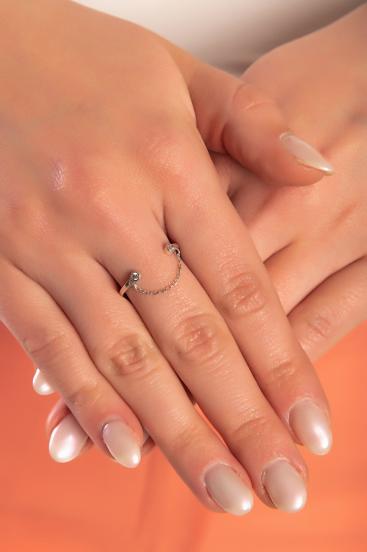 Elegantan prsten srebrne boje.