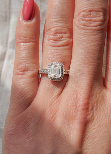 Srebrni prsten sa kamenčićima, srebrne boje