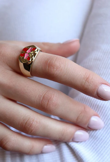Elegantan prsten crvene boje