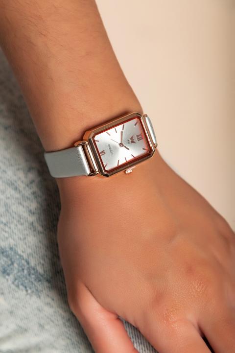 Elegantan sat s narukvicom od umjetne kože, svijetlo sive boje