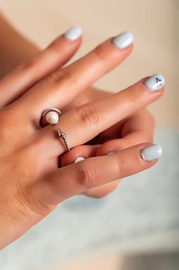 Prsten sa ukrasnim biserom srebrne boje