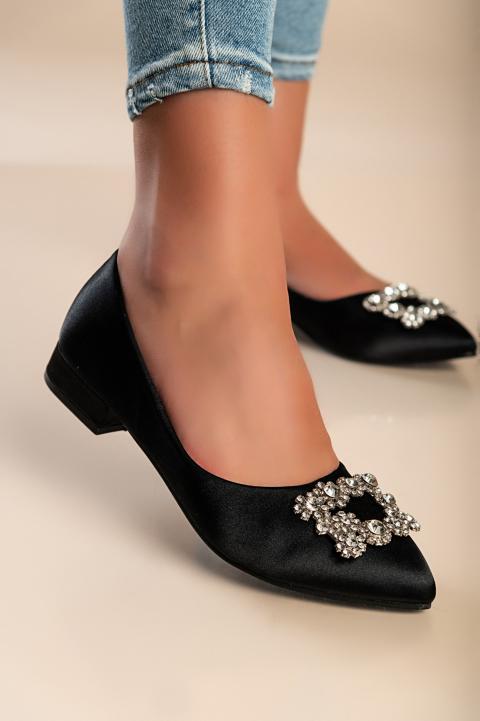 Cipele s ukrasnim brošem, crne