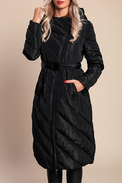 Model je visok 170 cm i nosi veličinu M.