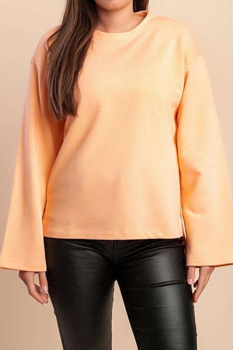 Model na slici je visok 170 cm
