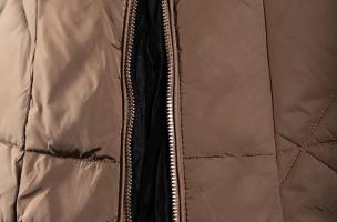 Kratka prošivena jakna s visokim ovratnikom, krem