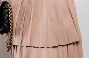 Plisirana mini suknja od umjetne kože sa remenom Chiqui, smeđa