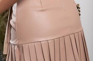 Plisirana mini suknja od umjetne kože sa remenom Chiqui, smeđa