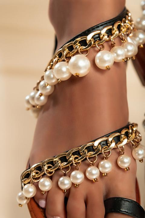 Sandale s ukrasnim perlama, crne