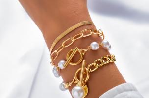 Set od četiri narukvice sa ukrasnim perlicama, zlatne boje