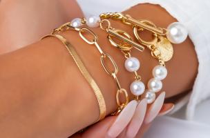 Set od četiri narukvice sa ukrasnim perlicama, zlatne boje