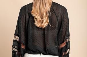 Elegantna bluza od poluprozirne tkanine sa točkicama Geltra, crna
